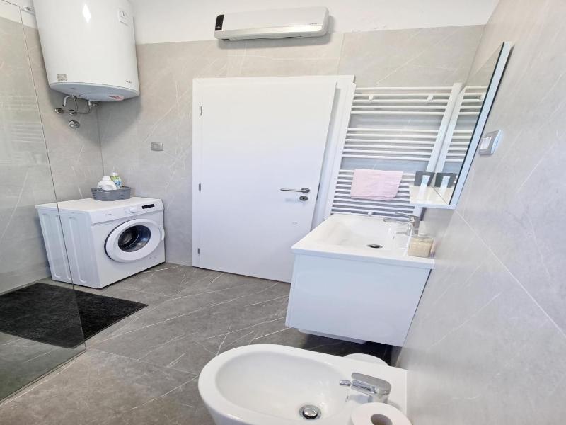 Bright accommodation near the sea in Zambratija - image 10