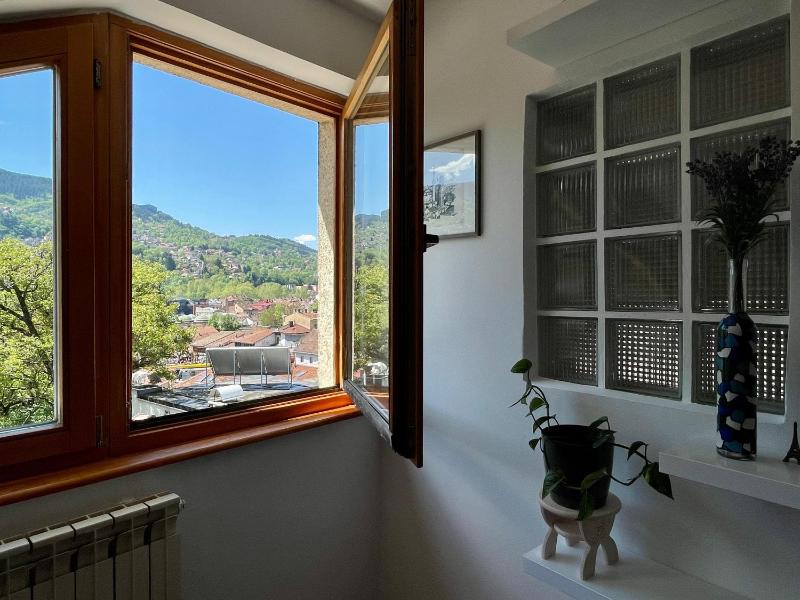 Apartment Ten - 2BR Apartment in Baščaršija - Prime Old Town Location Walk Everywhere - image 2