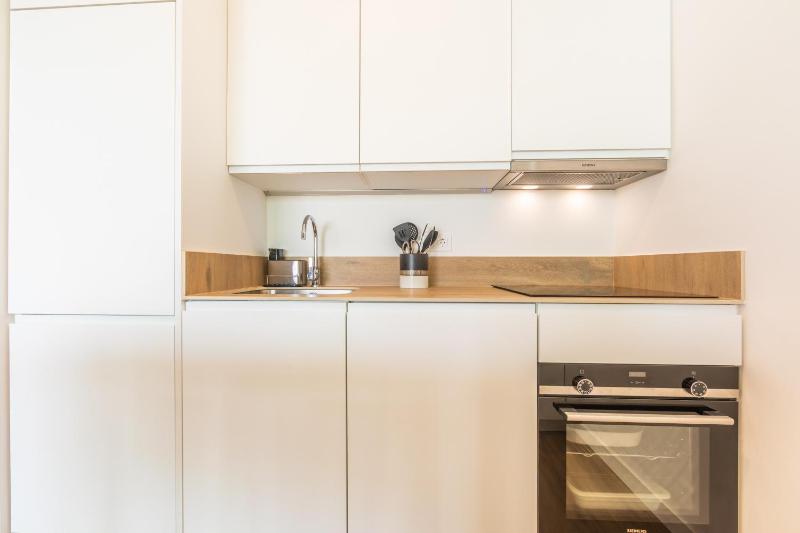 2BR Apt with Terrace & Parking Near Beach & Town - image 13