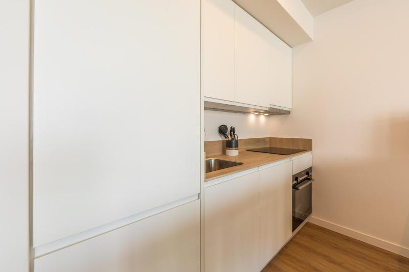2BR Apt with Terrace & Parking Near Beach & Town - image 15
