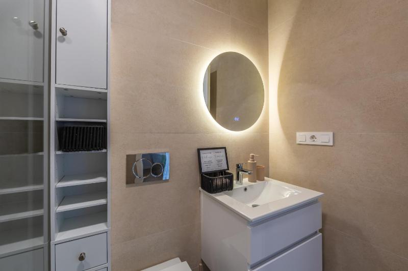 2BR Apt with Terrace & Parking Near Beach & Town - image 20