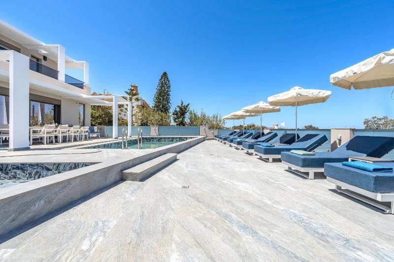 Elmar Bay Villa Beachfront Luxury Escape with Private pool - image 2