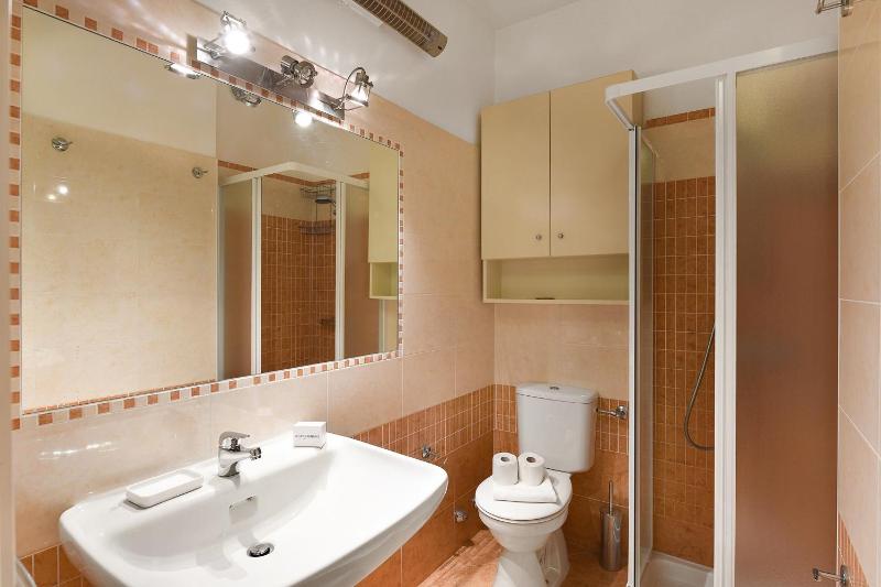 Santiago Home with Lake-View Balconies - Happy Rentals - image 18