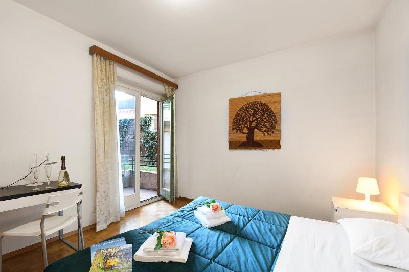 Santiago Home with Lake-View Balconies - Happy Rentals - image 12