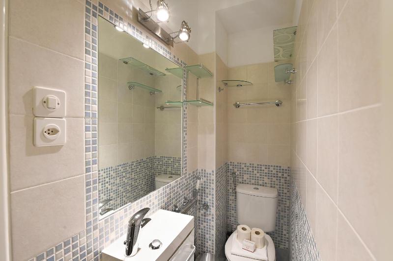Santiago Home with Lake-View Balconies - Happy Rentals - image 7