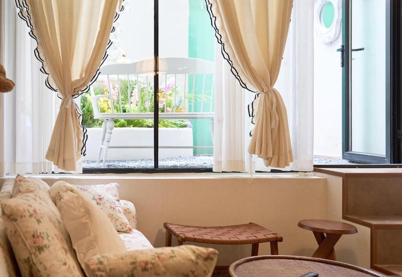 Vintage Shanghai Lane House Loft with French Country Vibe near Wukang Building and Julu Road - image 13
