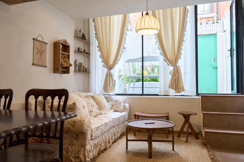 Vintage Shanghai Lane House Loft with French Country Vibe near Wukang Building and Julu Road - image 1