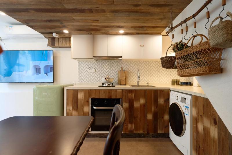 Vintage Shanghai Lane House Loft with French Country Vibe near Wukang Building and Julu Road - image 7