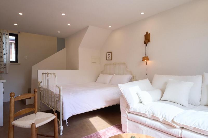 Vintage Shanghai Lane House Loft with French Country Vibe near Wukang Building and Julu Road - image 4