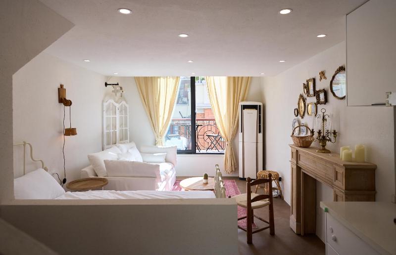 Vintage Shanghai Lane House Loft with French Country Vibe near Wukang Building and Julu Road - image 12