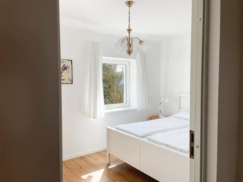 Duży Apartament z Ogródkiem i Parkingiem by Noclegi Renters - image 20