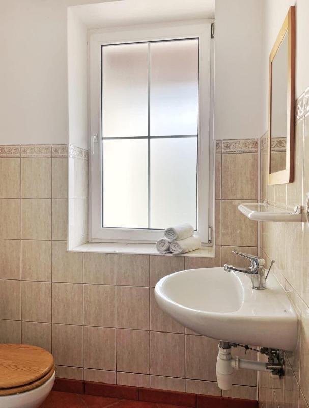 Duży Apartament z Ogródkiem i Parkingiem by Noclegi Renters - image 12