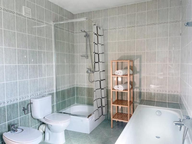 Duży Apartament z Ogródkiem i Parkingiem by Noclegi Renters - image 6