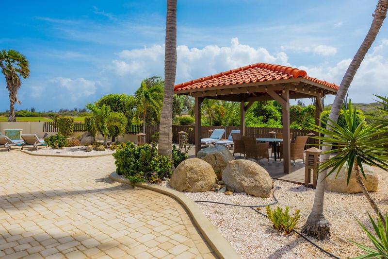 Luxurious 3BR Villa w Private Pool near Beach - image 2