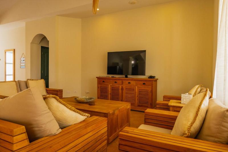 Luxurious 3BR Villa w Private Pool near Beach - image 12
