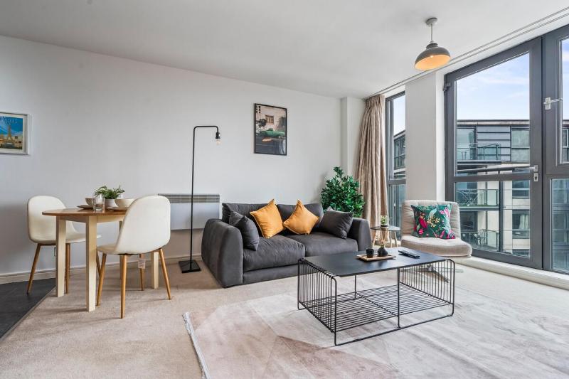 Cosy 1-BDR Apartment Birmingham City Centre - Mailbox - Fast Wi-Fi - image 1
