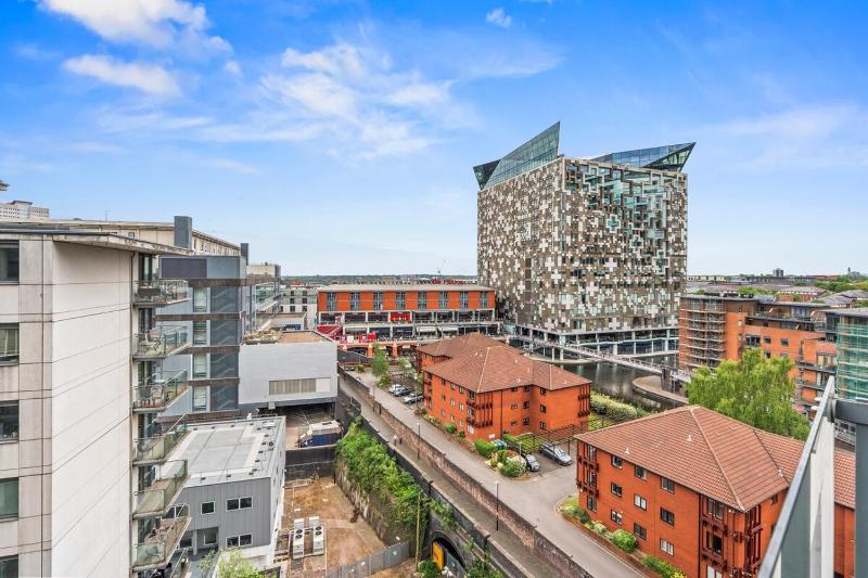 Cosy 1-BDR Apartment Birmingham City Centre - Mailbox - Fast Wi-Fi - image 2