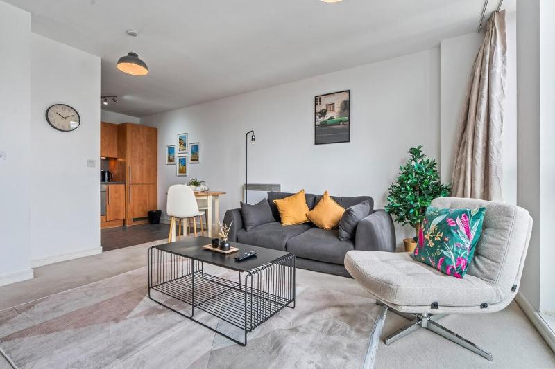 Cosy 1-BDR Apartment Birmingham City Centre - Mailbox - Fast Wi-Fi - image 4
