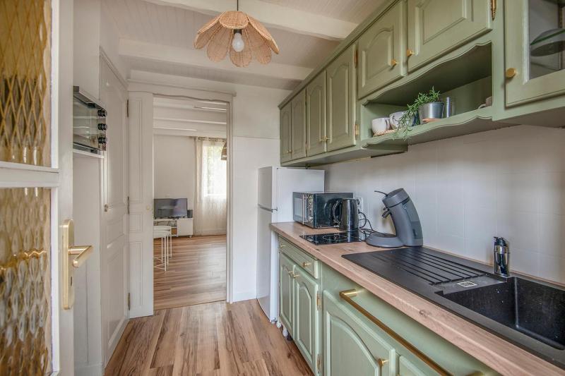 Bright apartment in Marseille - image 6