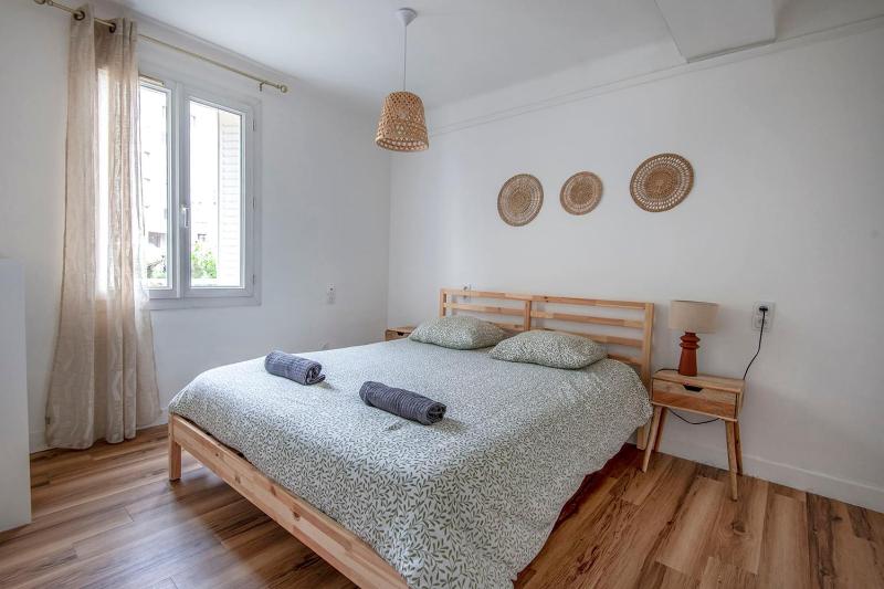 Bright apartment in Marseille - image 7