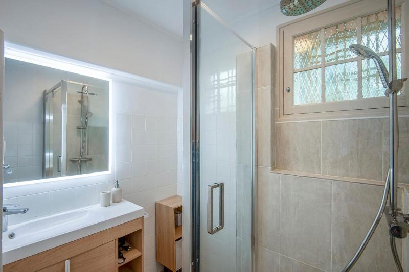 Bright apartment in Marseille - image 8