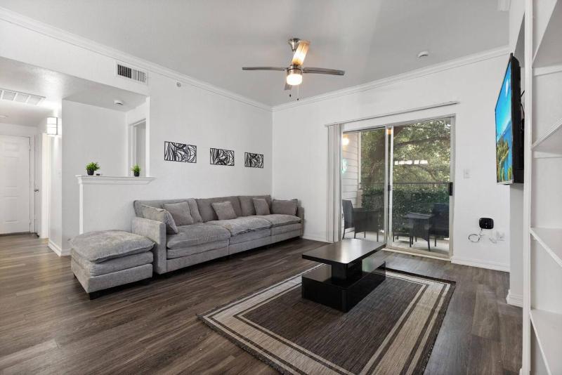Spacious Luxury 3-bedroom Retreat Near Dallas Downtown - Group sleeps 7 - image 2