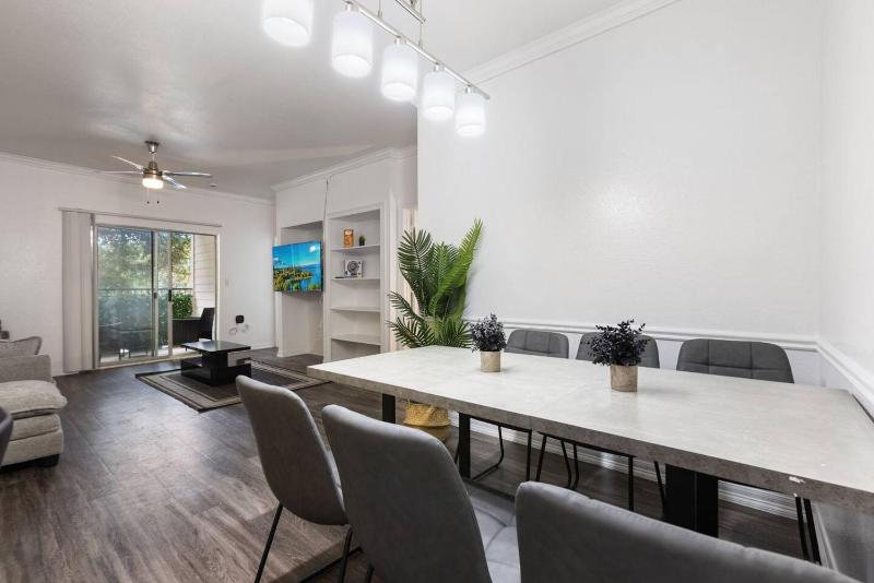 Spacious Luxury 3-bedroom Retreat Near Dallas Downtown - Group sleeps 7 - image 21