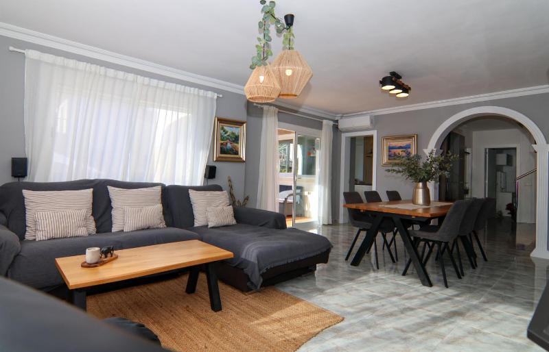 E436 Villa Linares by Mallorca Villa Selection - image 2