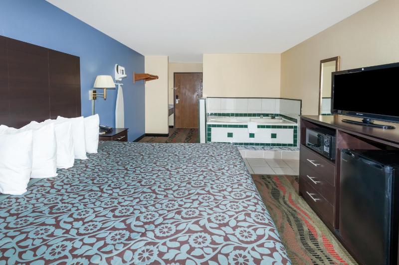King Suite - Non-Smoking image 3
