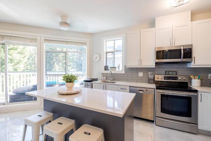 Panoramic Views from this gorgeous 2 Bed Property - Village Location - image 1