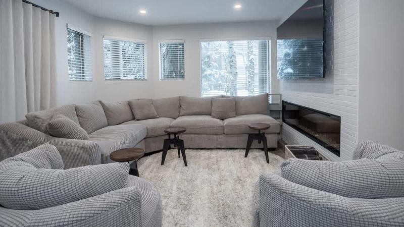 Fantastic Location Spacious 4 Bed Village Location Shared Hot Tub - image 21
