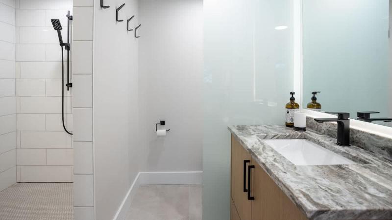 Fantastic Location Spacious 4 Bed Village Location Shared Hot Tub - image 13