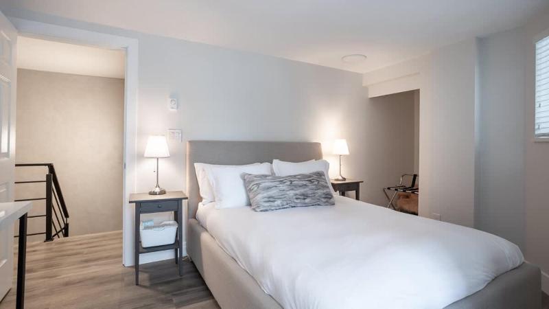 Fantastic Location Spacious 4 Bed Village Location Shared Hot Tub - image 19