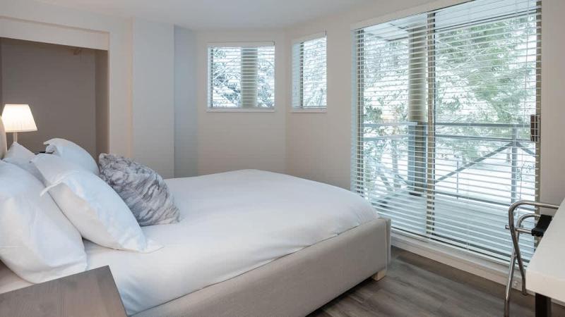 Fantastic Location Spacious 4 Bed Village Location Shared Hot Tub - image 10