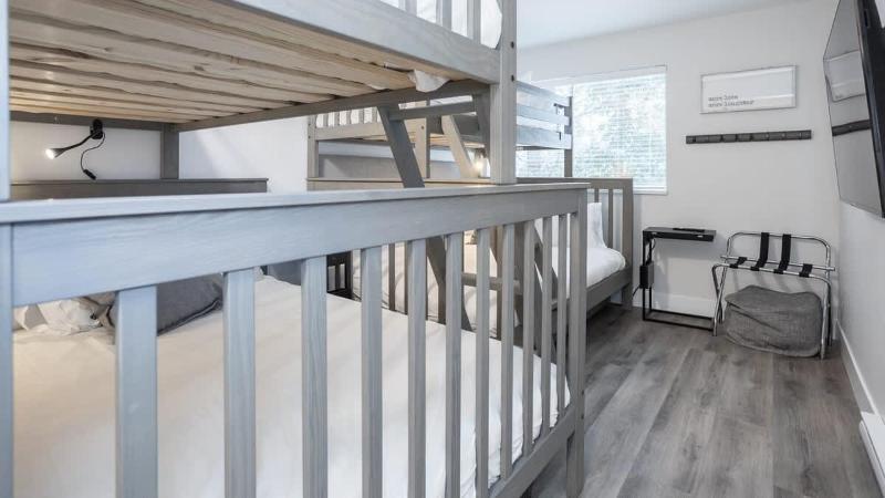Fantastic Location Spacious 4 Bed Village Location Shared Hot Tub - image 4
