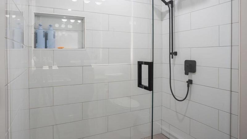 Fantastic Location Spacious 4 Bed Village Location Shared Hot Tub - image 2