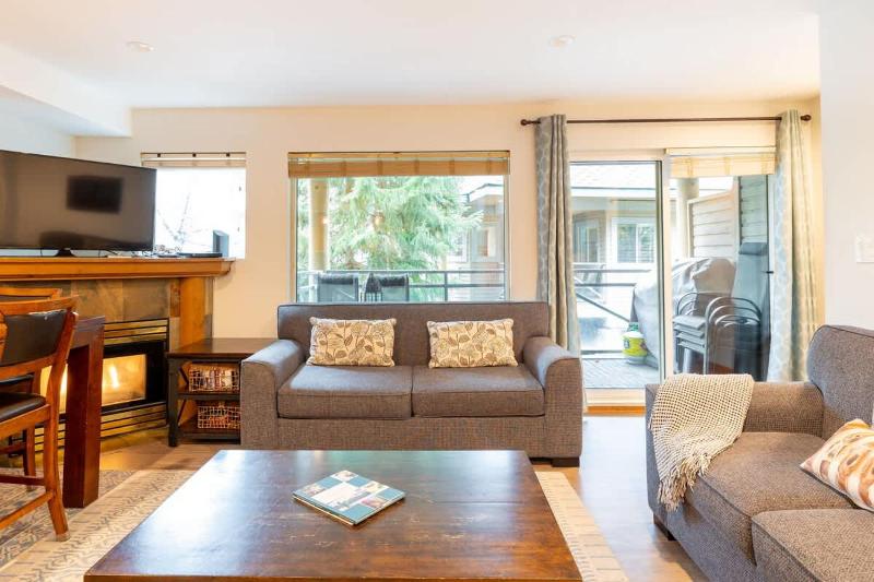 FABULOUS LOCATION Private Hot Tub NO Car needed Sleeps 8 - image 29