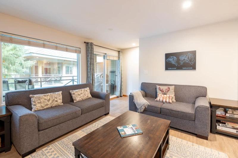FABULOUS LOCATION Private Hot Tub NO Car needed Sleeps 8 - image 1