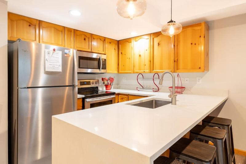 FABULOUS LOCATION Private Hot Tub NO Car needed Sleeps 8 - image 22