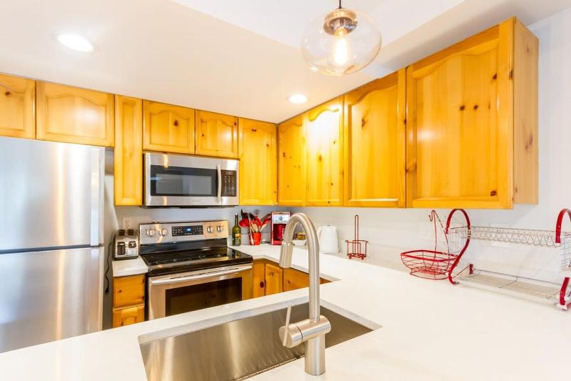 FABULOUS LOCATION Private Hot Tub NO Car needed Sleeps 8 - image 10