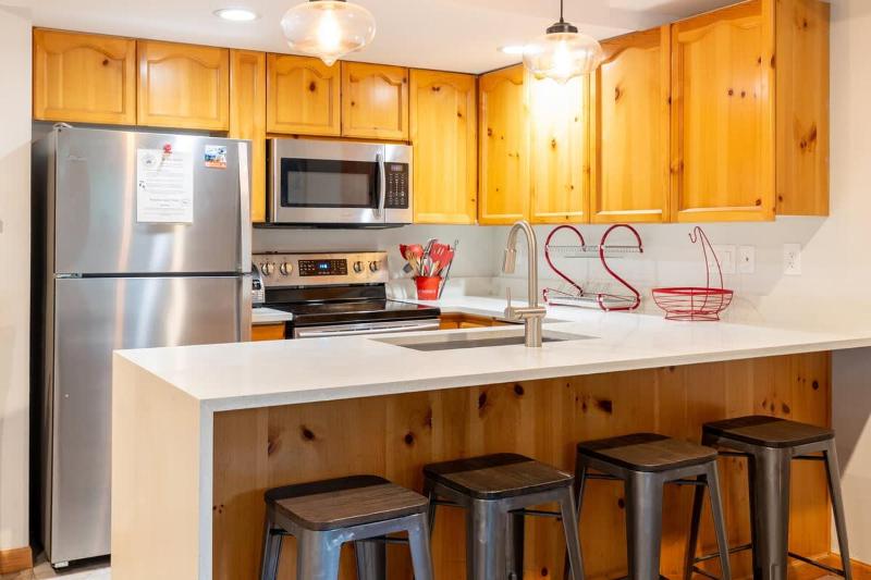FABULOUS LOCATION Private Hot Tub NO Car needed Sleeps 8 - image 13