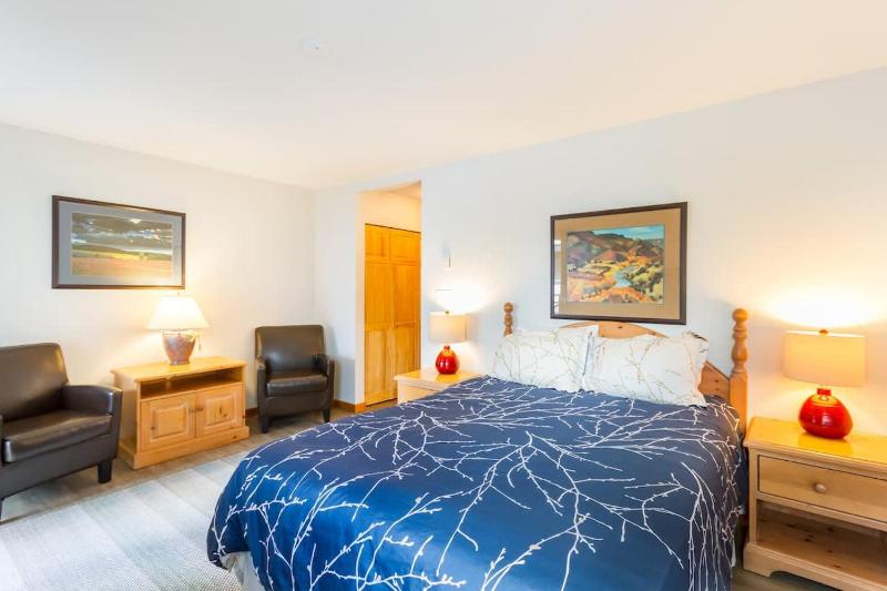 FABULOUS LOCATION Private Hot Tub NO Car needed Sleeps 8 - image 15