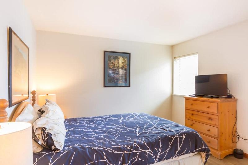 FABULOUS LOCATION Private Hot Tub NO Car needed Sleeps 8 - image 21