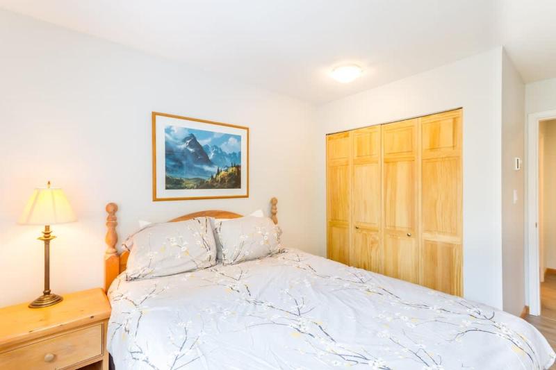 FABULOUS LOCATION Private Hot Tub NO Car needed Sleeps 8 - image 8