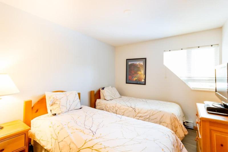 FABULOUS LOCATION Private Hot Tub NO Car needed Sleeps 8 - image 25