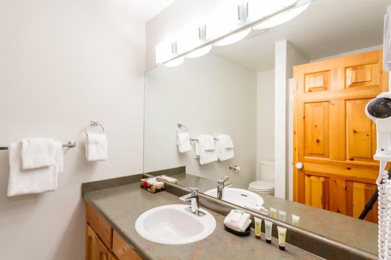 FABULOUS LOCATION Private Hot Tub NO Car needed Sleeps 8 - image 28