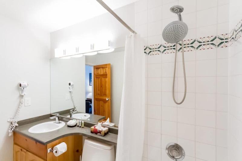 FABULOUS LOCATION Private Hot Tub NO Car needed Sleeps 8 - image 26
