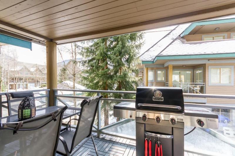 FABULOUS LOCATION Private Hot Tub NO Car needed Sleeps 8 - image 7