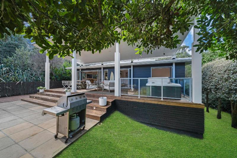 Narrowneck Escape by Bespoke Stays - image 11