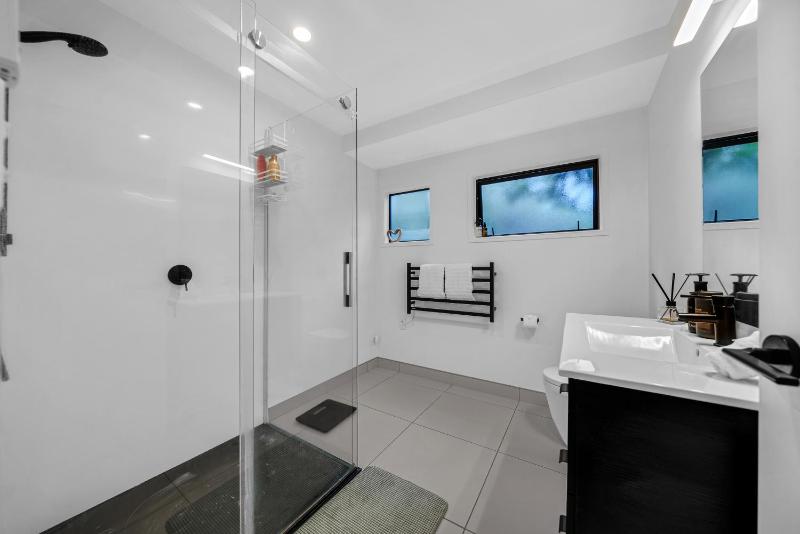 Narrowneck Escape by Bespoke Stays - image 9